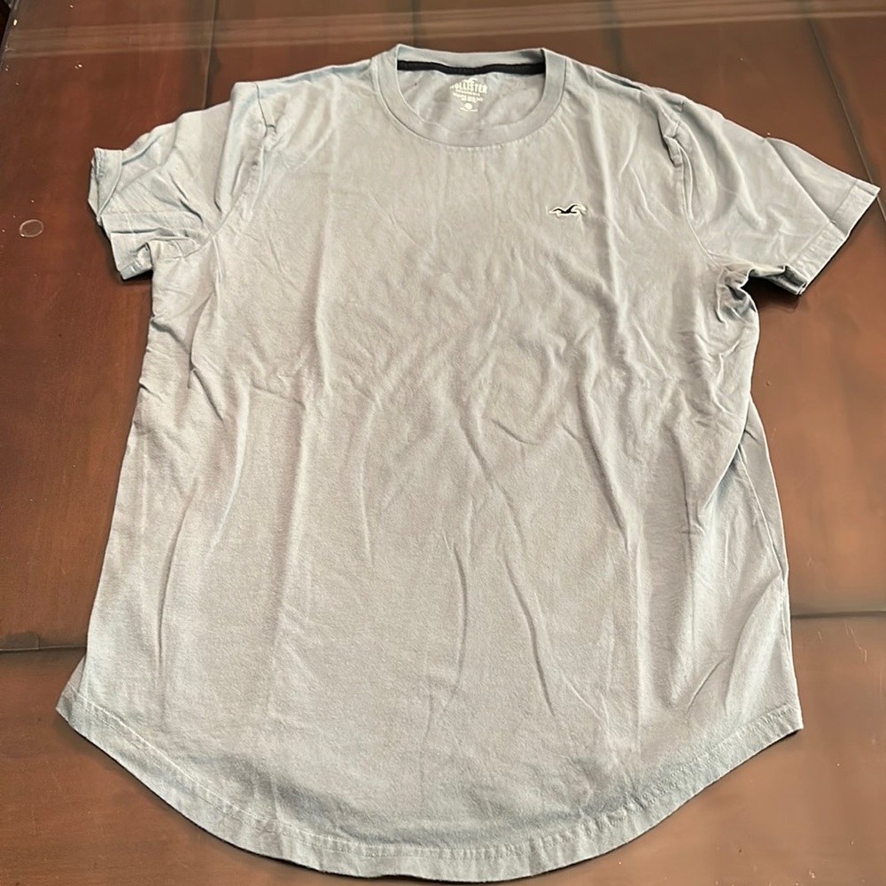 Men’s Hollister pale green curved hem tee shirt
